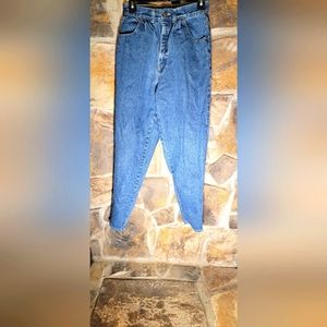Props vintage high-waisted jeans